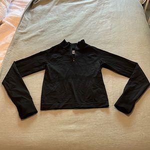 A active wear long sleeve black, has thumb holes, A three-quarter zipper